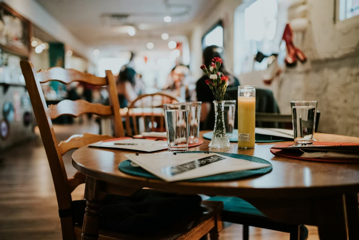 Table setting with drinks in a cafe highlighting signs of drink spiking.
